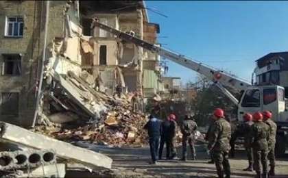 Тұрғын үй жарылып, екі отбасы үйінді астында