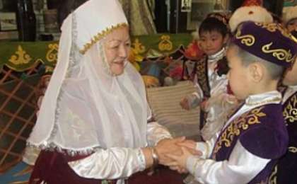 Сенатор Көрісу күнін ресми мерекеге айналдыруды ұсынды