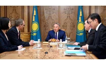 首任总统纳扎尔巴耶夫会见阿尔斯通公司总裁