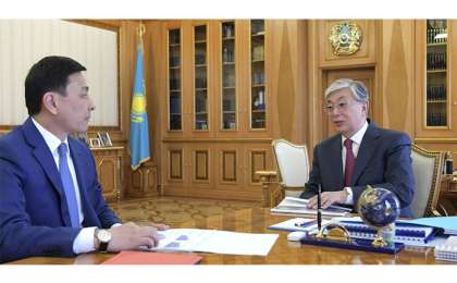 托卡耶夫接见西哈州州长阔勒戈诺夫