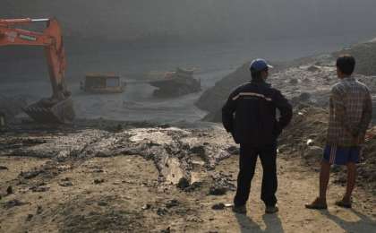 缅甸一处矿区深夜发生山体滑坡 致54名矿工被埋