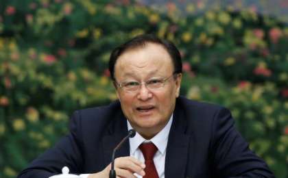 Шыңжаң шенеунігі лагерьлерде қамалған адамдар саны туралы айтты