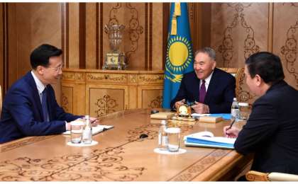 首任总统纳扎尔巴耶夫会见中国驻哈大使张霄