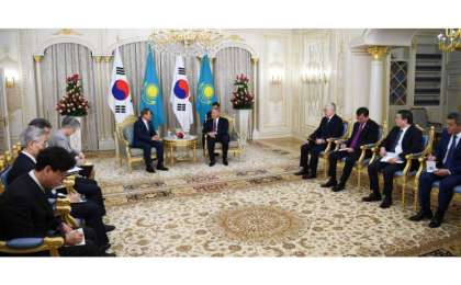 首任总统纳扎尔巴耶夫与韩国总统举行会谈