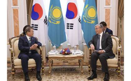 托卡耶夫总统同韩国总统文在寅举行小范围会谈