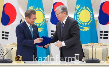 托卡耶夫向文在寅赠送历史文献