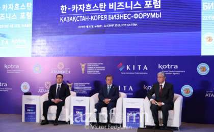 托卡耶夫和文在寅共同出席哈韩商业论坛