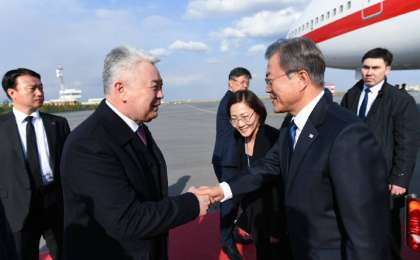 韩国总统文在寅抵达努尔-苏丹