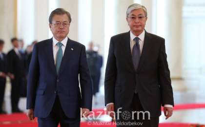 托卡耶夫总统会见韩国总统文在寅