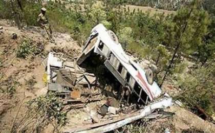 Автобус 150 метр биіктіктен құлап, 14 адам көз жұмды