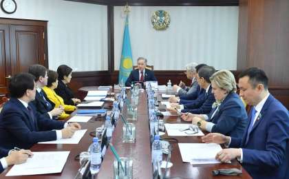 尼格马图林主持召开马吉利斯主席团会议