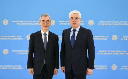 外交部部长阿塔穆库洛夫会见韩国驻哈大使