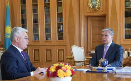 托卡耶夫总统接见外交部长阿塔姆库洛夫