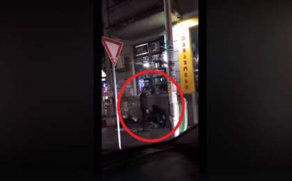 Үстіндегі киімін үйсіз жанға шешіп берген жігіт елді сүйсіндірді (видео)