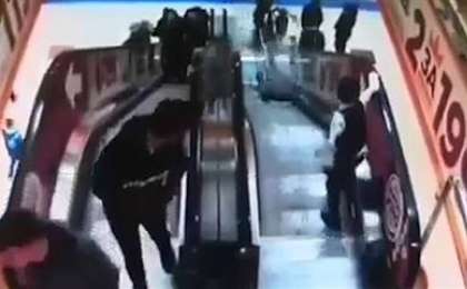 Ағасы арбадағы інісін экскалатордан итеріп жіберді