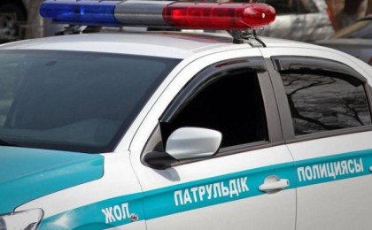 Ғимараттың артына жүріңіз: Қонаевтағы жол сақшыларының жүргізушіні тексеру тәсілі қызу талқыланып жатыр