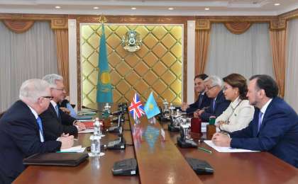 参议院议长纳扎尔巴耶娃会见英国议员邓肯