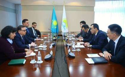 玛吾林•阿什姆巴耶夫同欧安组织代表举行会谈