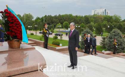 哈萨克斯坦总统向独立和人道主义纪念碑献花
