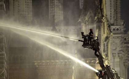 法国巴黎圣母院大火已被熄灭