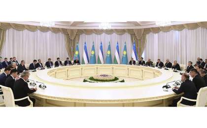 哈乌两国总统举行大范围会谈