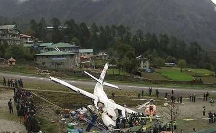 尼泊尔一架飞机与直升机相撞2人死亡