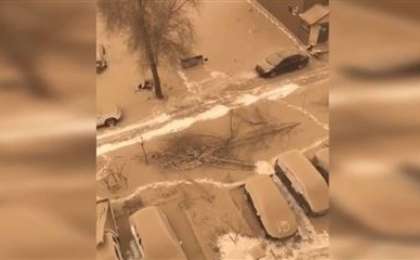 Аспаннан қоңыр түсті қар жауды