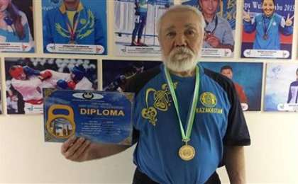 75 жастағы қария кір тасын көтеруден Әлем чемпионы атанды
