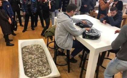 Ер адам бір ванна тиын беріп смартфон сатып алды