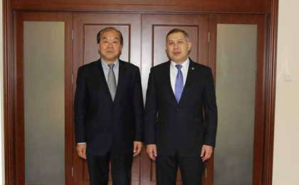 驻哈大使努雷舍夫会见爱菊公司董事长贾合义