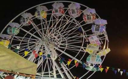 Ішінде адамдары бар аттракцион төңкеріліп кетті