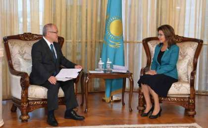 参议院议长会见日本驻哈大使