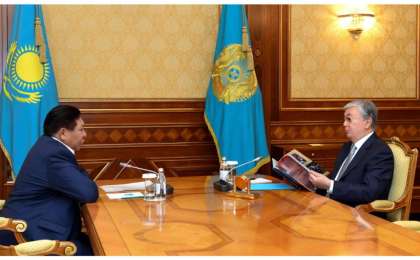 总统接见哈萨克戏剧院艺术总监铁梅诺夫