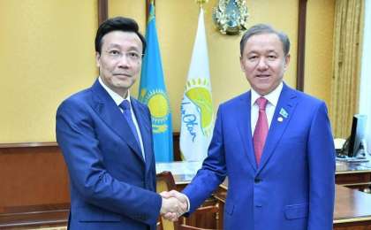 马吉利斯议长会见中国驻哈大使