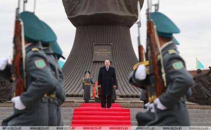 白俄罗斯总统卢卡申科抵达哈萨克斯坦