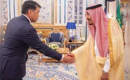 哈萨克斯坦大使向沙特国王递交国书