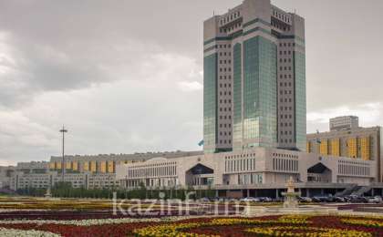 三名新任部长宣誓就职