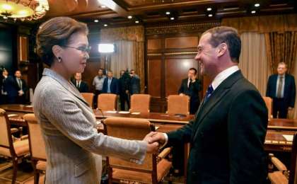 参议院议长纳扎尔巴耶娃会见俄罗斯总理梅德韦杰夫