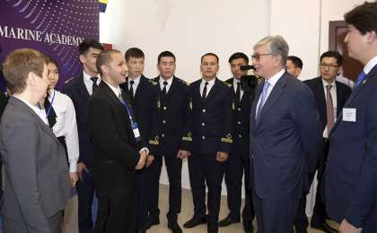 托卡耶夫总统同曼格斯套州大学生代表举行会面