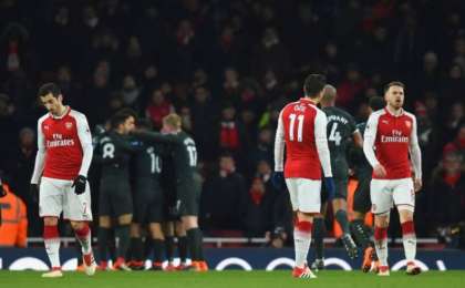 «Арсенал» футболшылары Еуропа Лигасында Реннге ұтылғаннан кейін әуежайда жанкүйерлерден қашып кетті