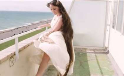 Әйел шашын өсіру үшін 20 жыл бойы жумаған