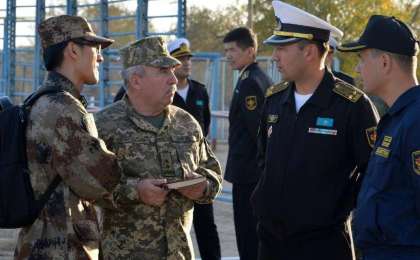 外国驻哈武官团访问阿克套海军基地