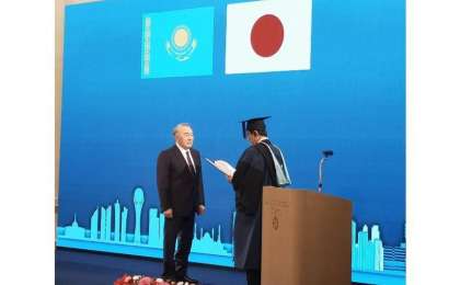 日本筑波大学向纳扎尔巴耶夫颁发名誉博士学位