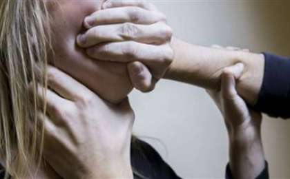 Өскеменде 50 жастағы ер адам әйелді ұрып, кейін зорлаған