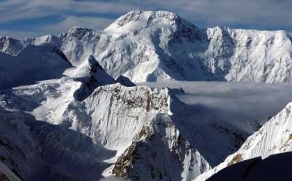 哈萨克斯坦登山者被困托木尔峰 一人死亡