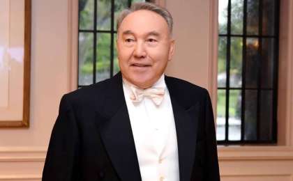 首任总统身着白领结规则礼服出席日本新天皇继位仪式