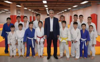 托卡耶夫总统向全国人民致以体育日的祝贺