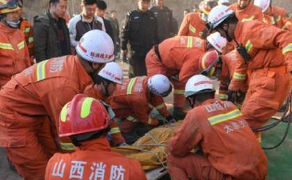 中国河源市区东江大桥凌晨突然坍塌，2车落水1人获救