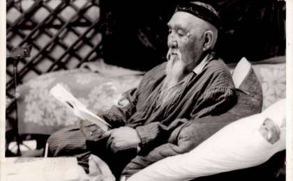 Өлең: Кенен Әзірбаев (Ұлы октябрь нұры)