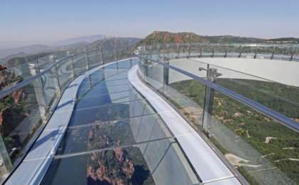 Видеошок: Шыны балкон туристердің көзінше шытынап кеткен